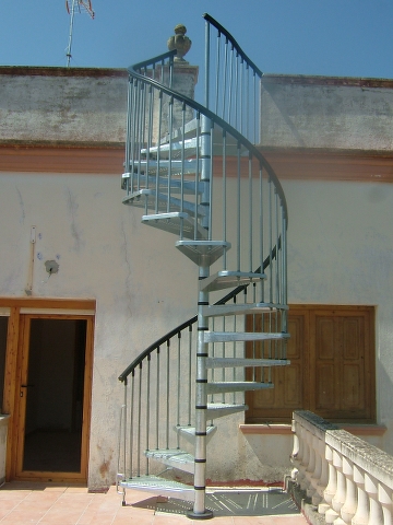 Escalera de caracol de hierro galvanizada para exteriores marca conocida y de gran prestigio en el mercado.